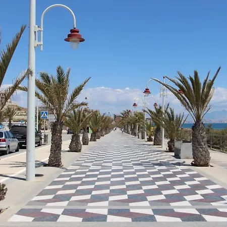 Сasa de vacaciones Bonita Casa En Urbanizacion Privada Muy Cerca Del Mar Y De Alicante